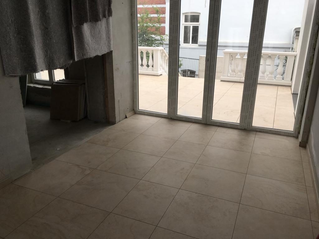 Terrasse mit großformatigen Platten