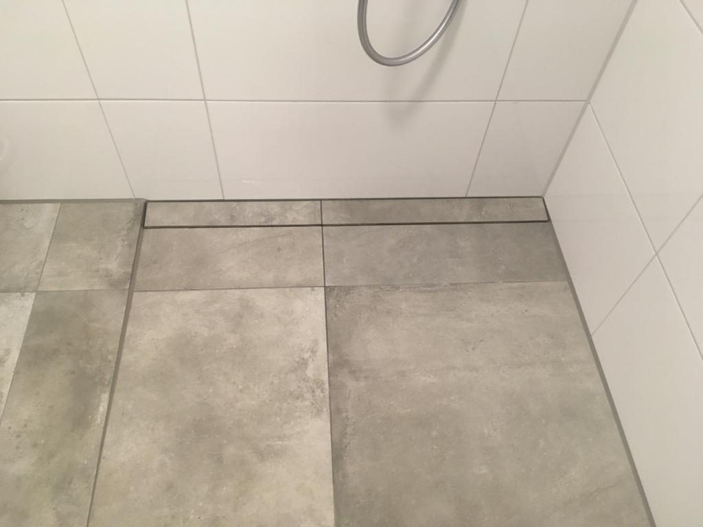 Großformatfliesen in einem modernen Wohnbad