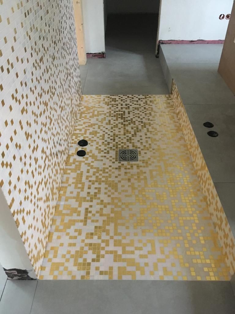 Detailaufnahme einer gefliesten Wandfläche