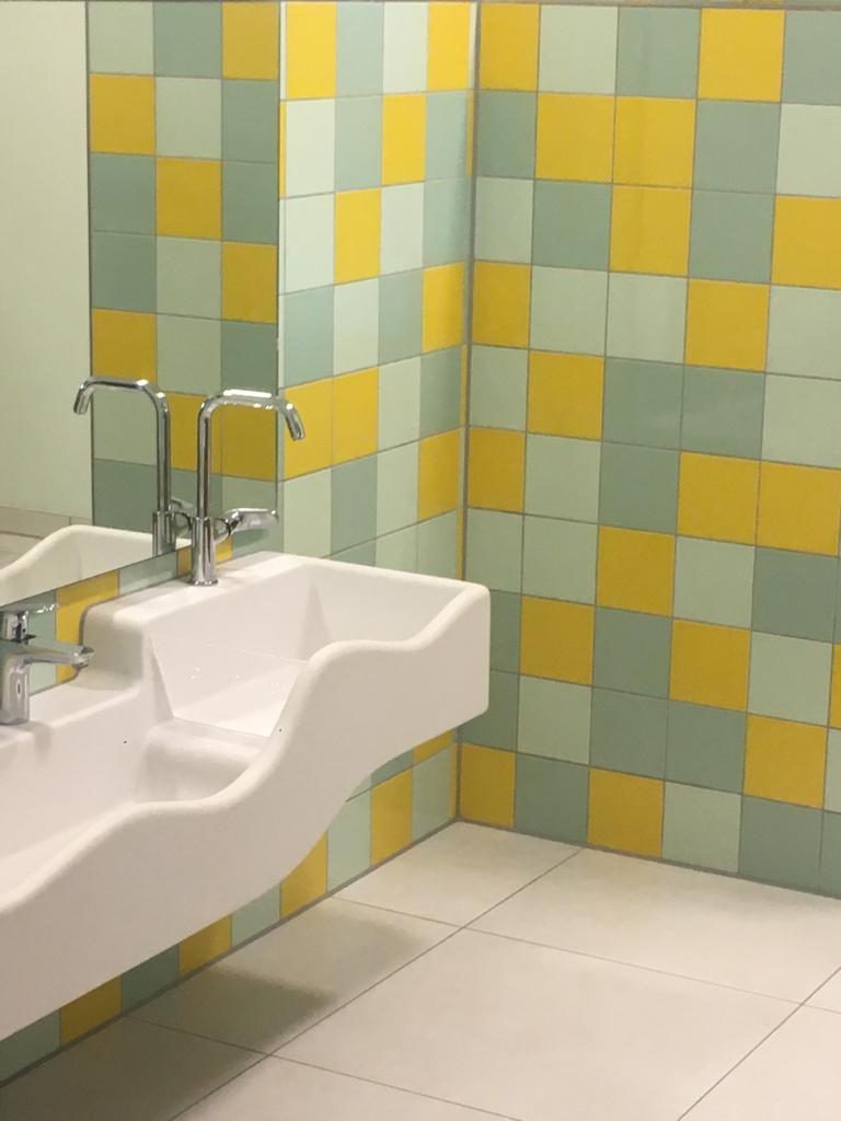 Sanitärbereich in einem öffentlichen Gebäude