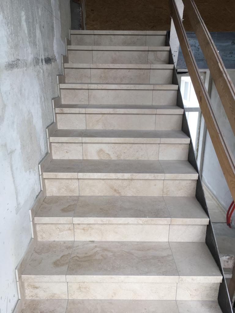 Gefliste Treppe mit sauberer Kantenausbildung