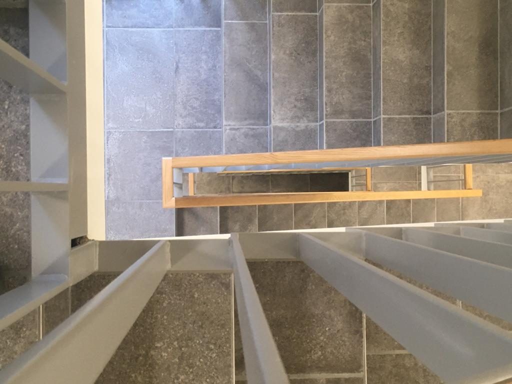 Podest und Stufen in einem Treppenhaus